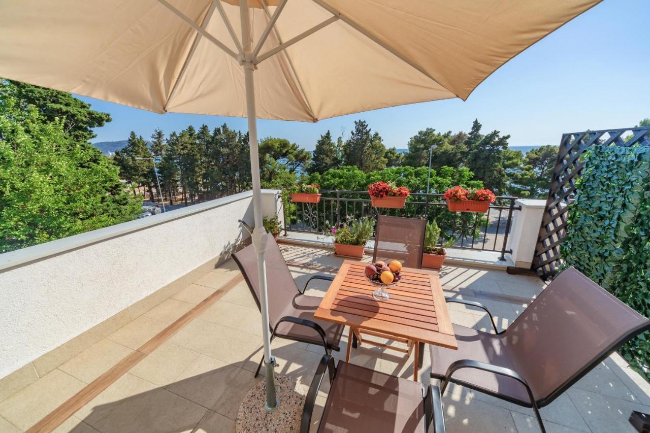 Mika'S Seaview Apartments Bar Exterior photo