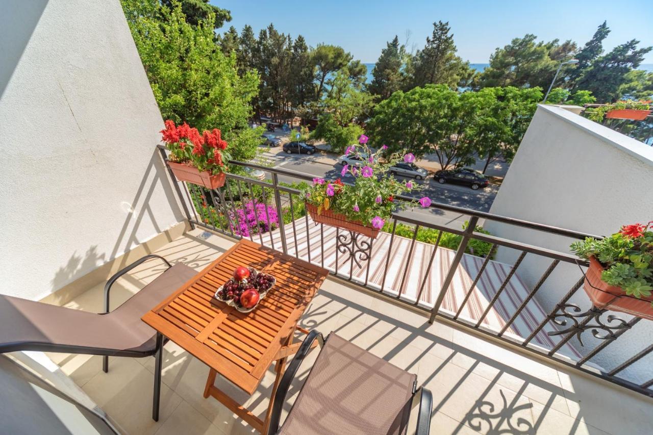 Mika'S Seaview Apartments Bar Exterior photo