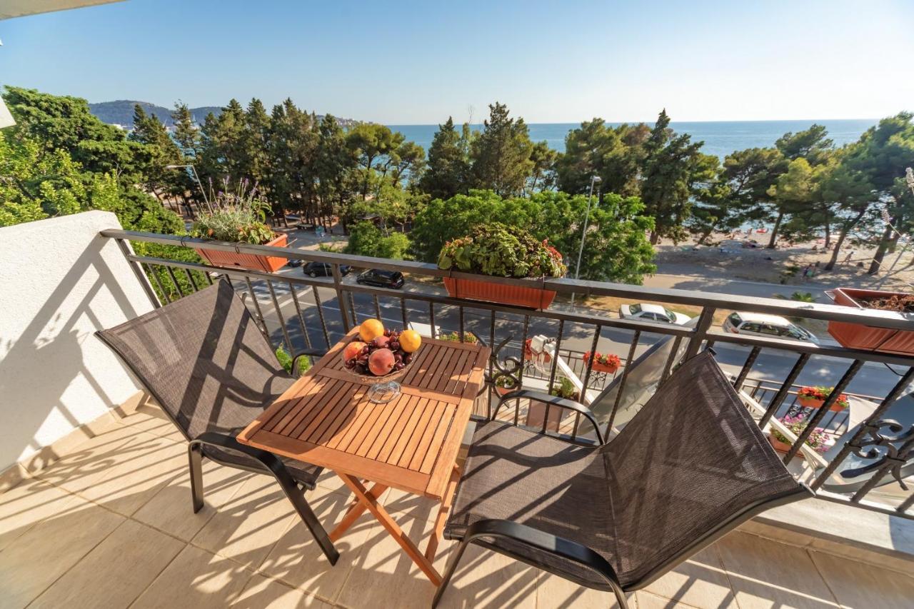 Mika'S Seaview Apartments Bar Exterior photo