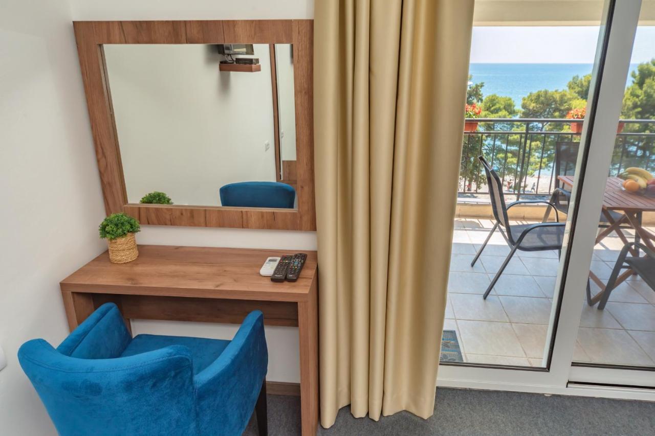 Mika'S Seaview Apartments Bar Room photo