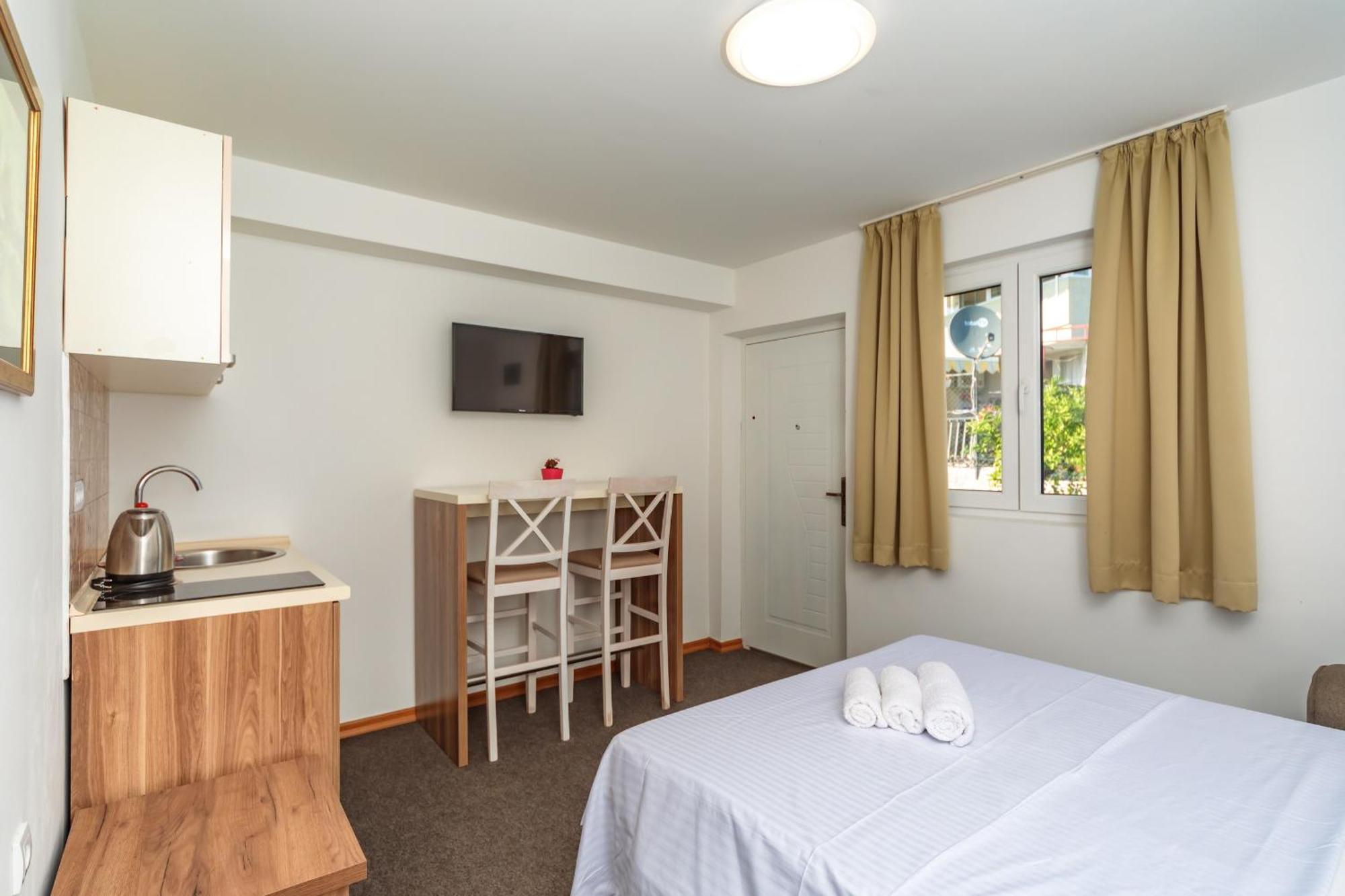 Mika'S Seaview Apartments Bar Room photo