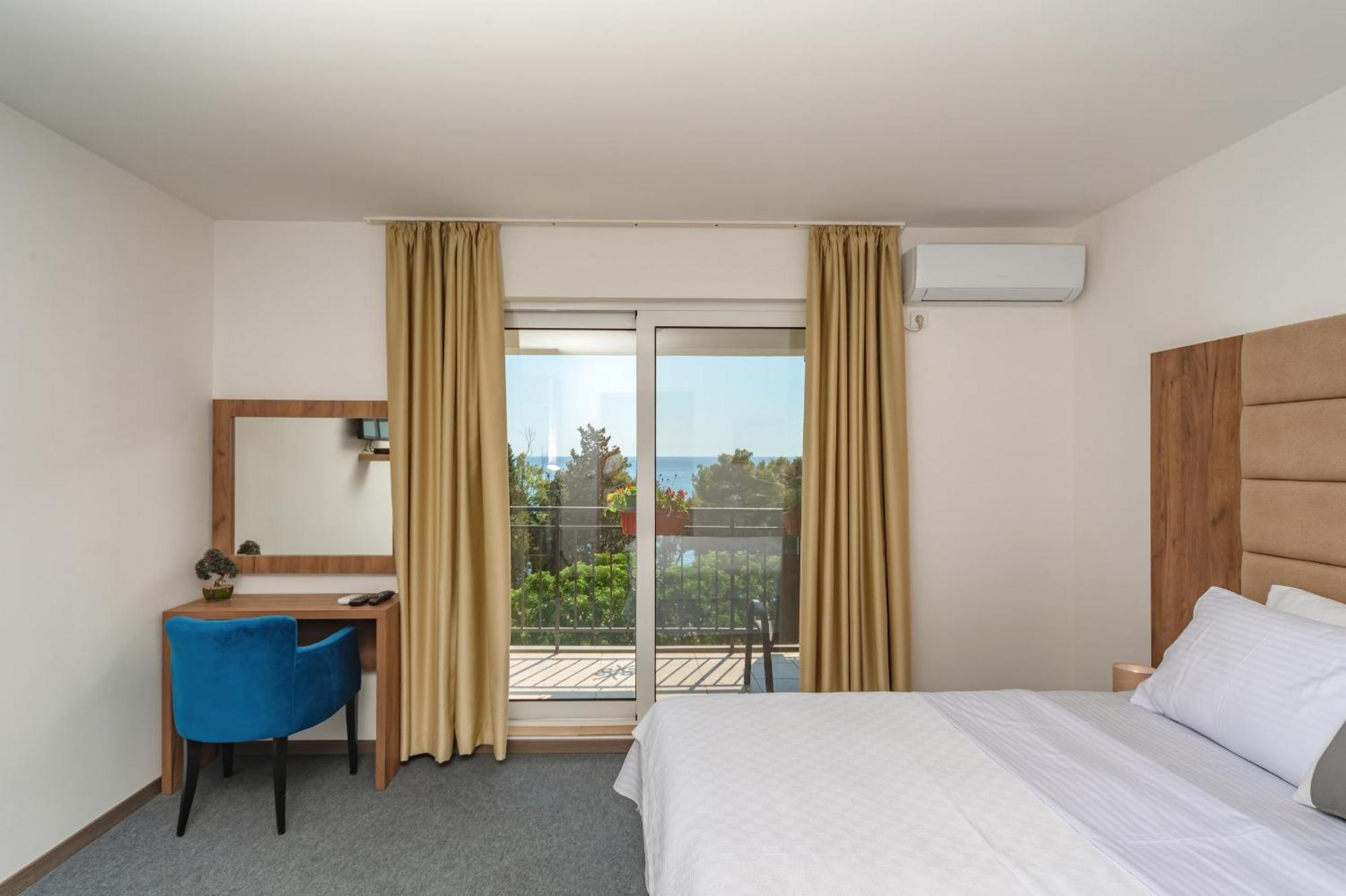 Mika'S Seaview Apartments Bar Room photo