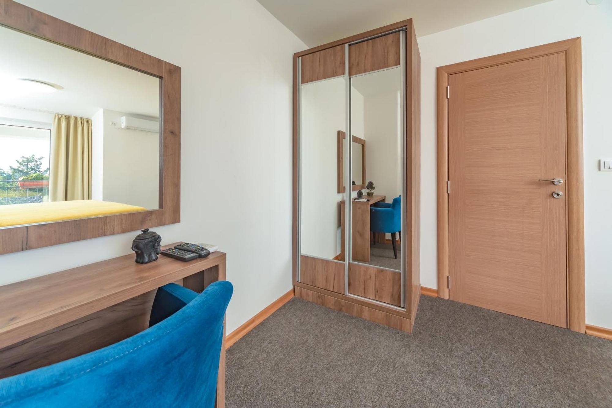 Mika'S Seaview Apartments Bar Room photo
