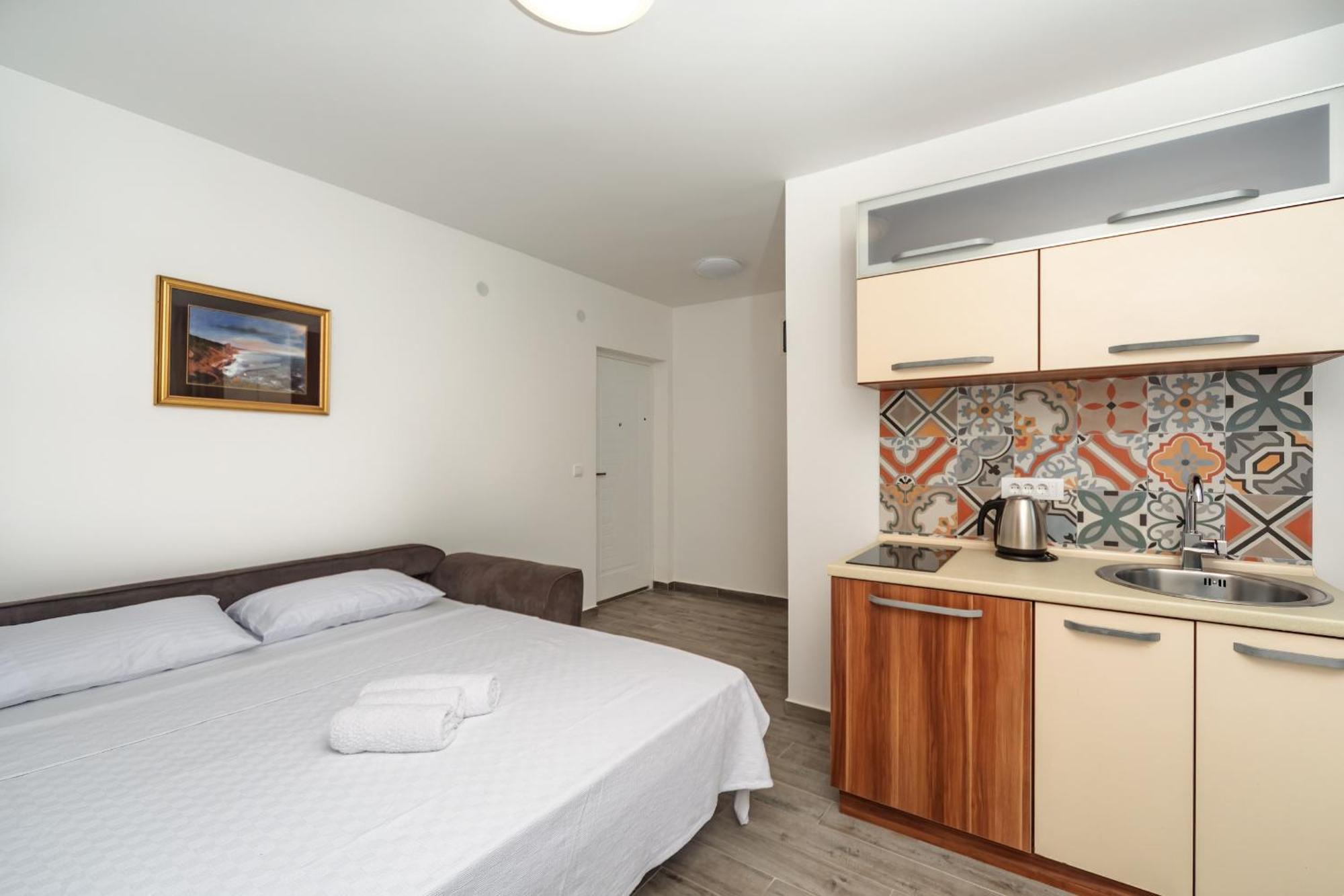 Mika'S Seaview Apartments Bar Room photo