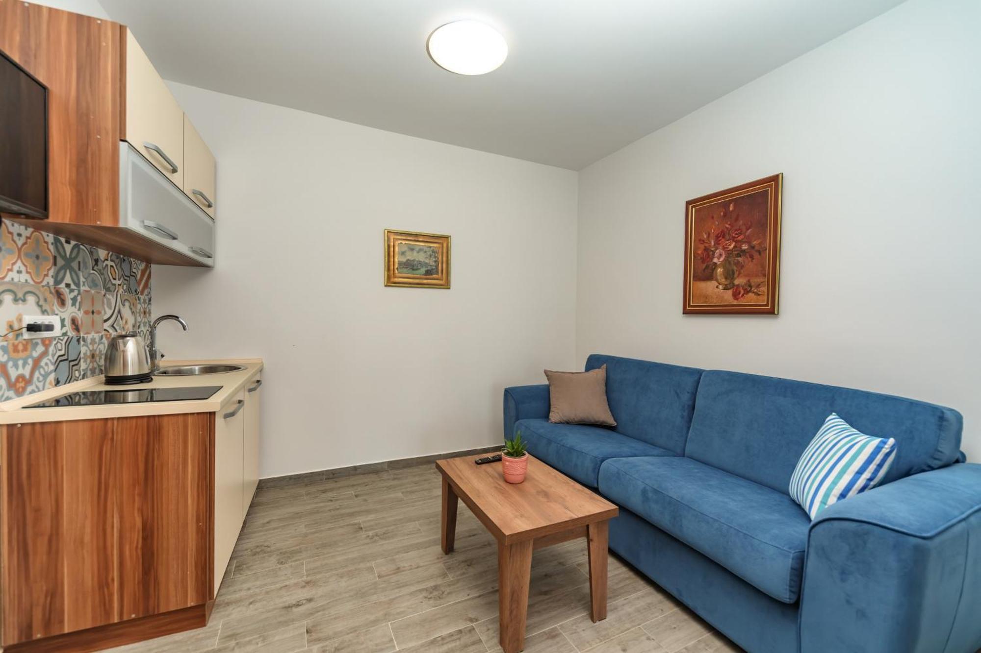 Mika'S Seaview Apartments Bar Room photo