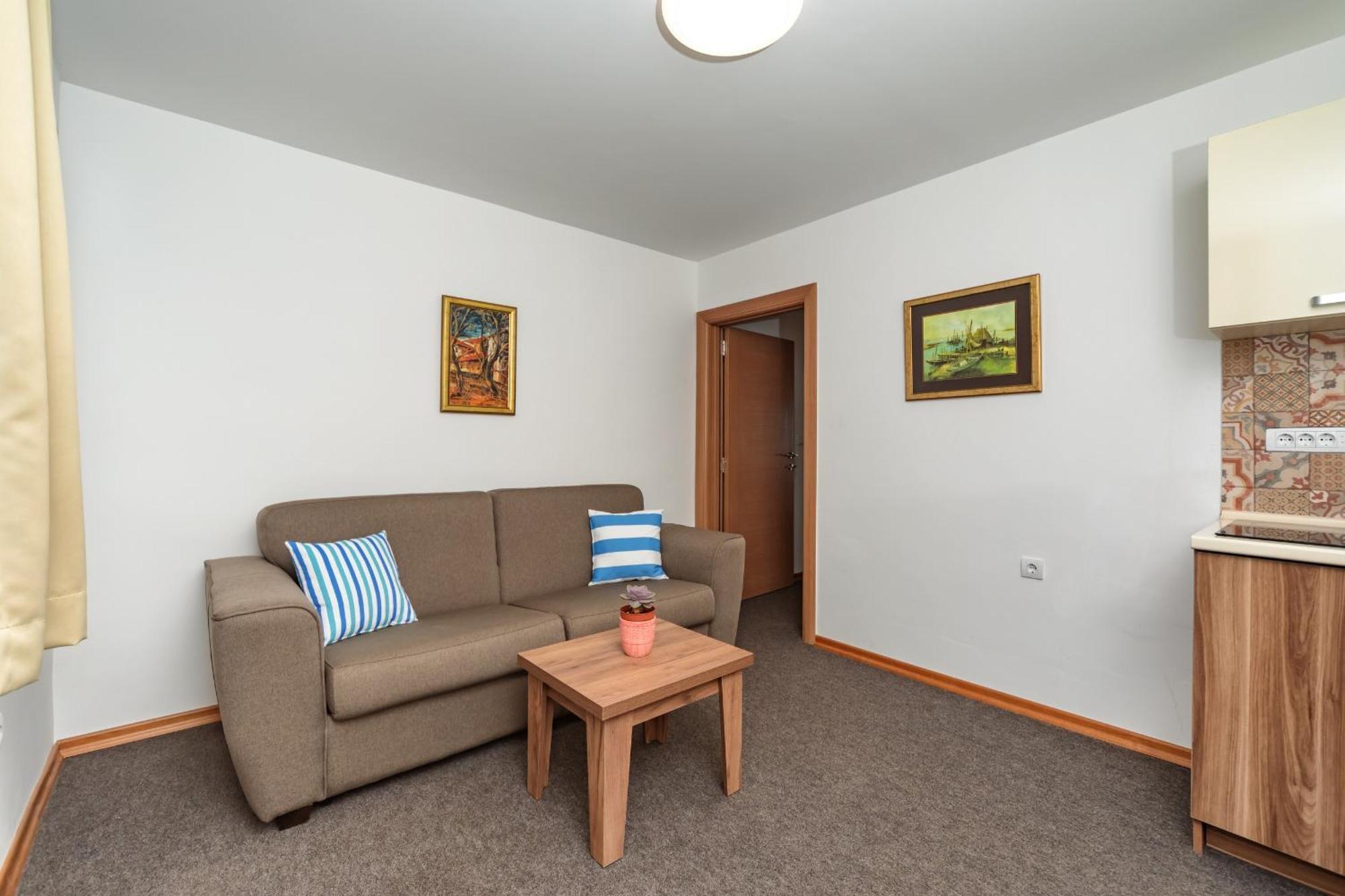 Mika'S Seaview Apartments Bar Room photo