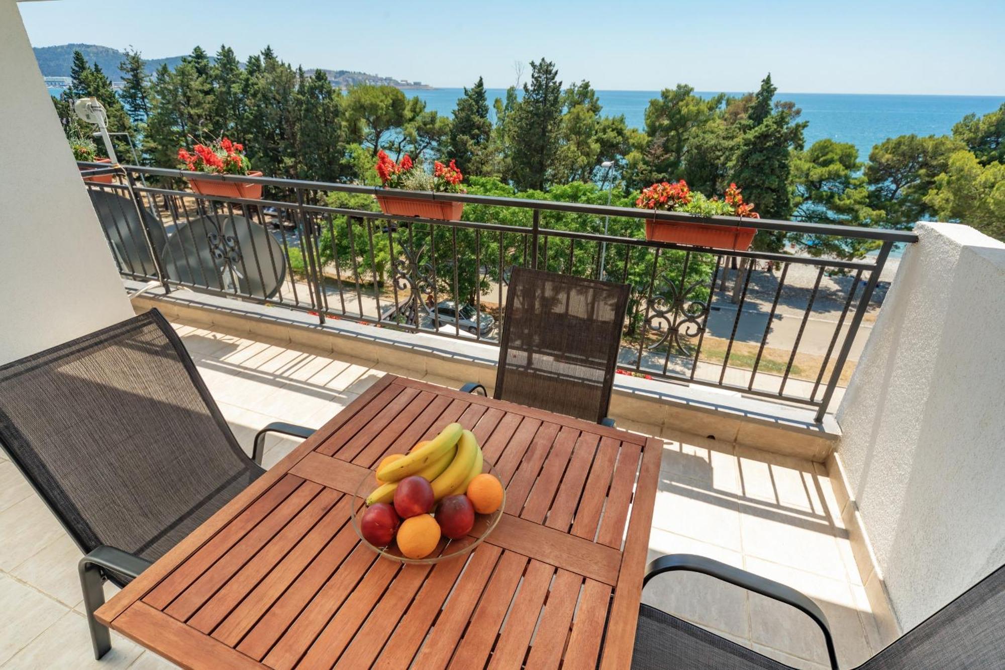 Mika'S Seaview Apartments Bar Room photo
